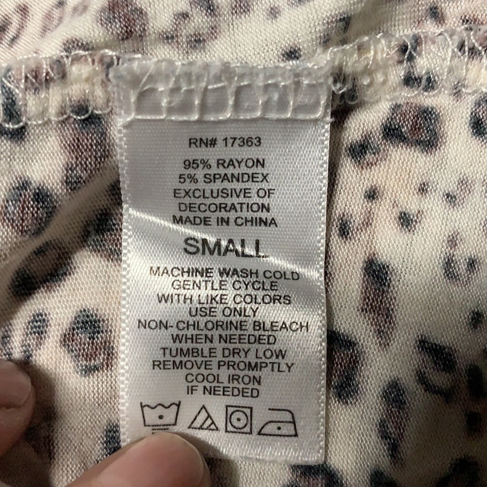 Women’s Ellen Tracy Company Fauz Animal cheetah print Sz small short sleeve - Picture 4 of 4
